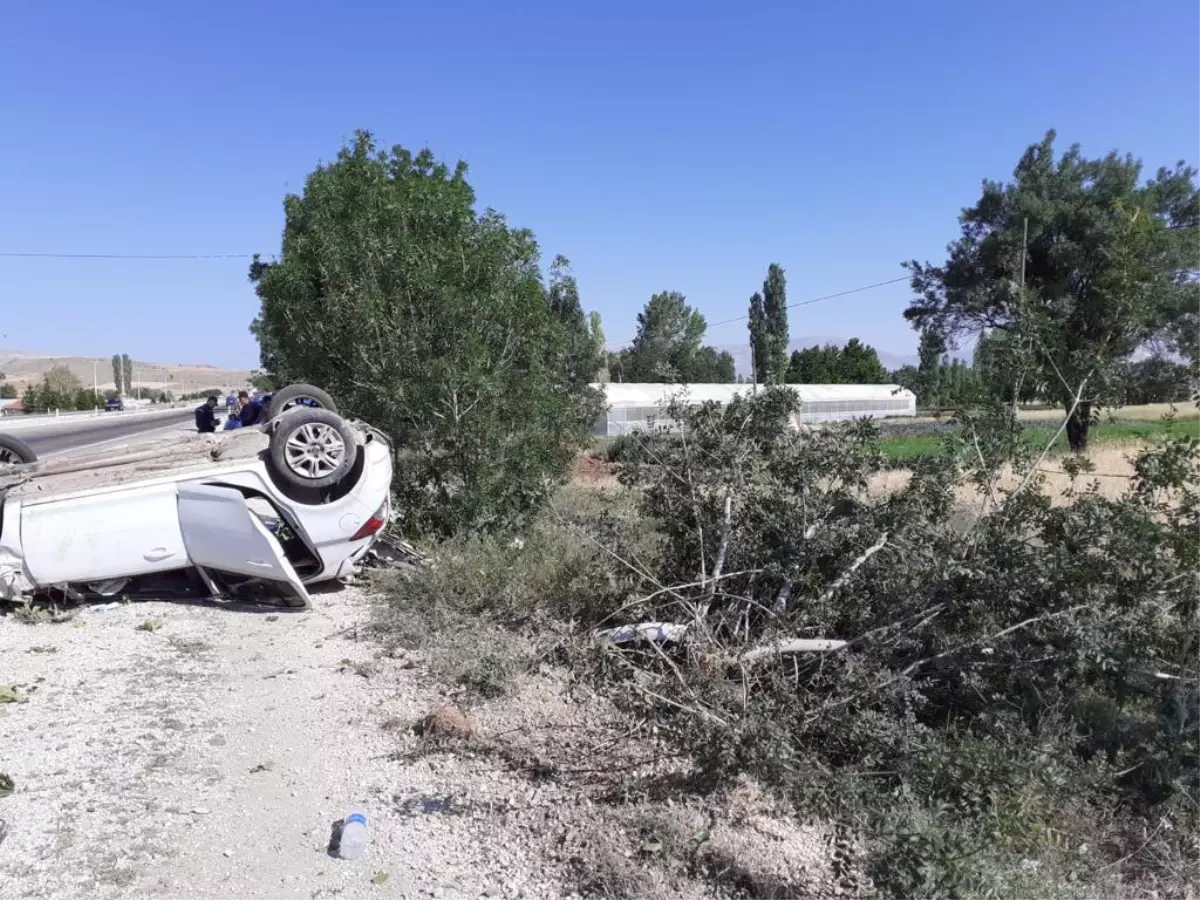 Korkuteli'de ağaca çarpıp takla atan otomobildeki 3 kişi yaralandı