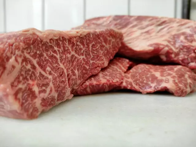 Masaj yaparak büyüttüğü hayvanların kilosunu 10 bin liradan satıyor Masaj yaparak büyüttüğü hayvanların kilosunu 10 bin liradan satıyor