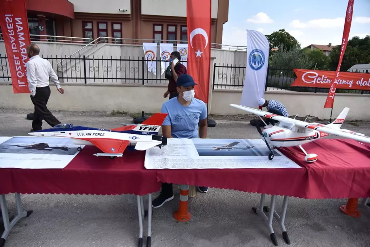 Model Uçak Gösterisi Nefesleri Kesti