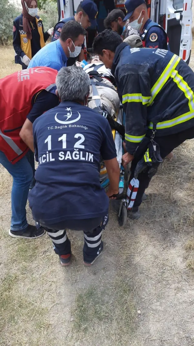 Kayalıklara sıkışan turisti AFAD ekipleri kurtardı