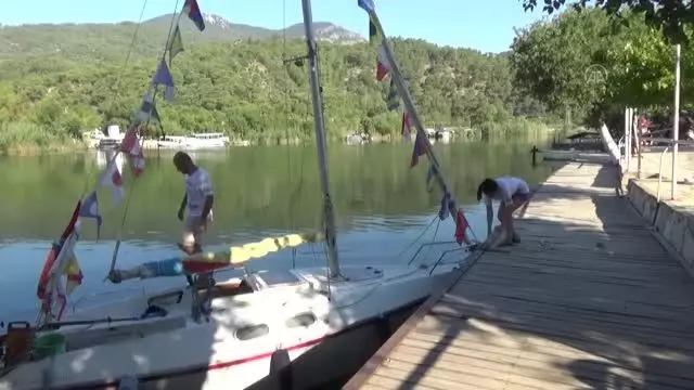 Öğretmen çift, denizcilikle ilgili farkındalık oluşturmak için yelkenle tura çıktı