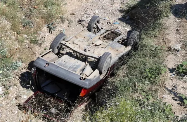 Otomobil 20 metrelik uçurumdan dere yatağına yuvarlandı: 1 yaralı 5 Otomobil 20 metrelik uçurumdan dere yatağına yuvarlandı: 1 yaralı