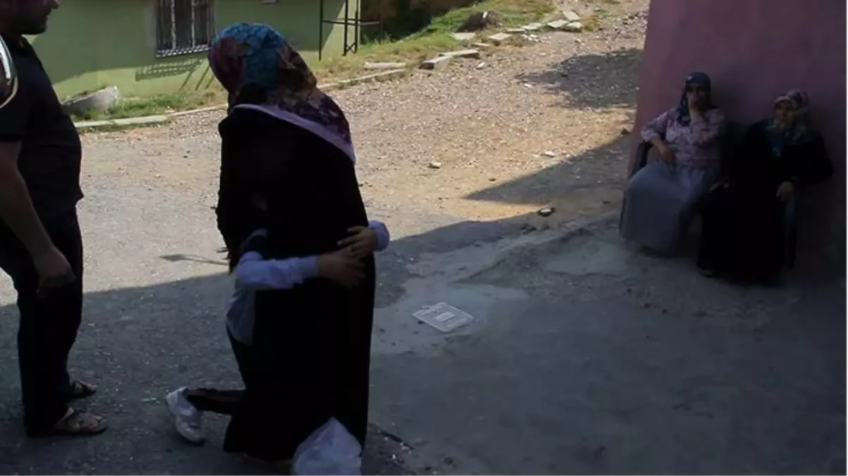 Pazarda kaybolan küçük kızın çevredeki esnafın yardımıyla ailesine kavuştuğu görüntüler duygusal anlar yaşattı