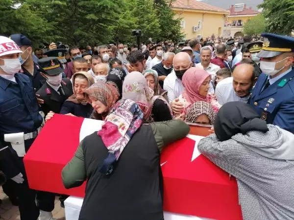 ŞEHİT ASTSUBAY, GÖZYAŞLARIYLA SON YOLCULUĞUNA UĞURLANDI
