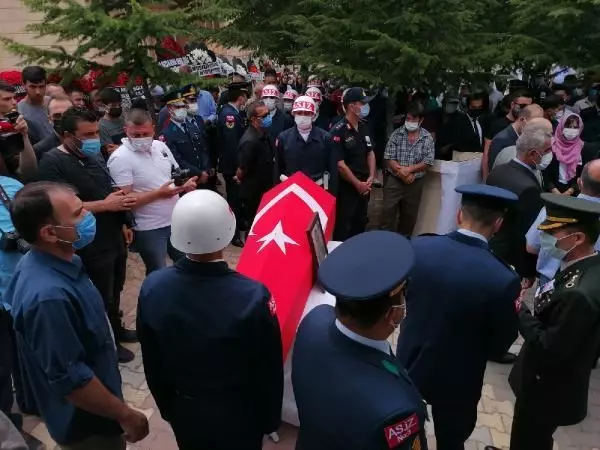 ŞEHİT ASTSUBAY, GÖZYAŞLARIYLA SON YOLCULUĞUNA UĞURLANDI