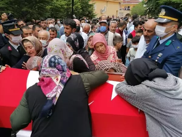 ŞEHİT ASTSUBAY, GÖZYAŞLARIYLA SON YOLCULUĞUNA UĞURLANDI