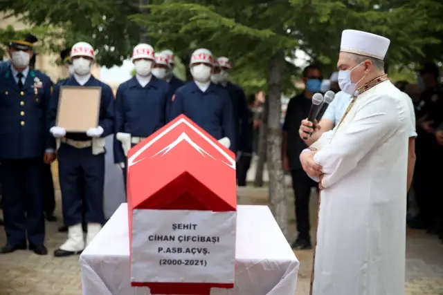 ŞEHİT ASTSUBAY, GÖZYAŞLARIYLA SON YOLCULUĞUNA UĞURLANDI