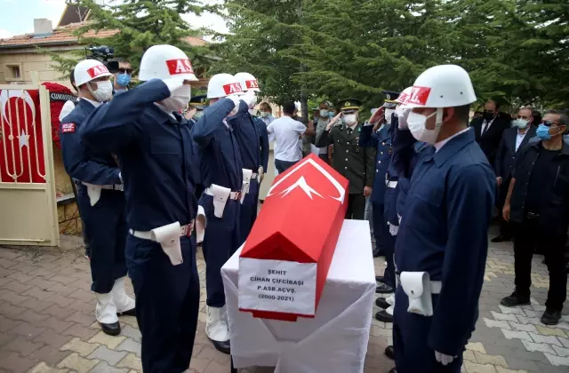 ŞEHİT ASTSUBAY, GÖZYAŞLARIYLA SON YOLCULUĞUNA UĞURLANDI