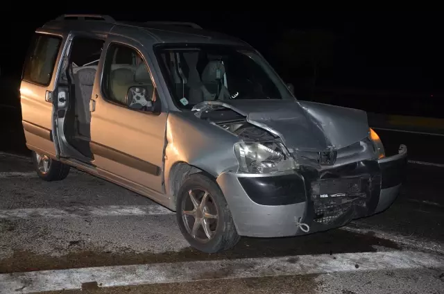 KAMYONDAN DÜŞEN TOMRUKLAR KAZAYA NEDEN OLDU