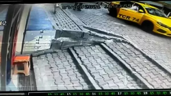 Son dakika haberleri... Sokakta oynarken taksinin altında kalan 3 yaşındaki çocuk hayatını kaybetti