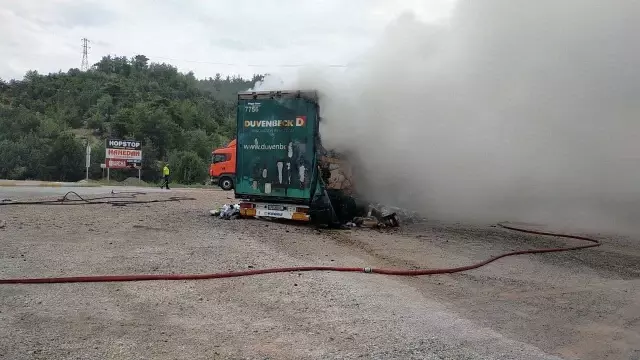 Tekstil ve kozmetik ürünleri yüklü tır yandı