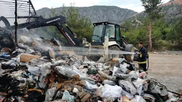 Tekstil ve kozmetik ürünleri yüklü tır yandı