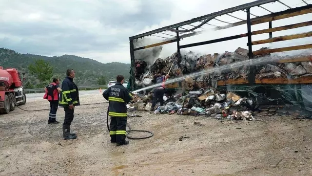 Tekstil ve kozmetik ürünleri yüklü tır yandı