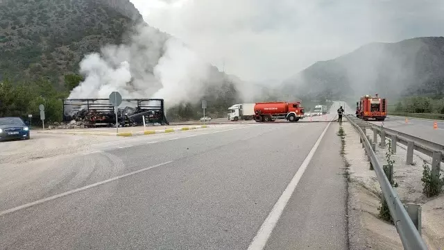 Tekstil ve kozmetik ürünleri yüklü tır yandı