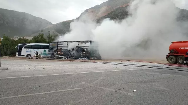 Tekstil ve kozmetik ürünleri yüklü tır yandı