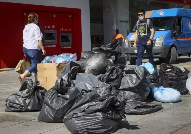 Çankaya ilçesinde toplu iş sözleşmesini protesto eden işçiler çöpleri toplamadı (1)