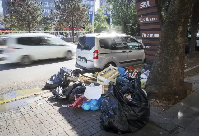 Çankaya ilçesinde toplu iş sözleşmesini protesto eden işçiler çöpleri toplamadı (1)