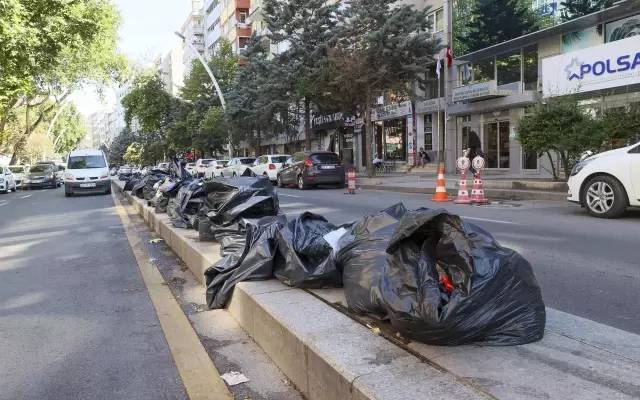 Çankaya ilçesinde toplu iş sözleşmesini protesto eden işçiler çöpleri toplamadı (1)