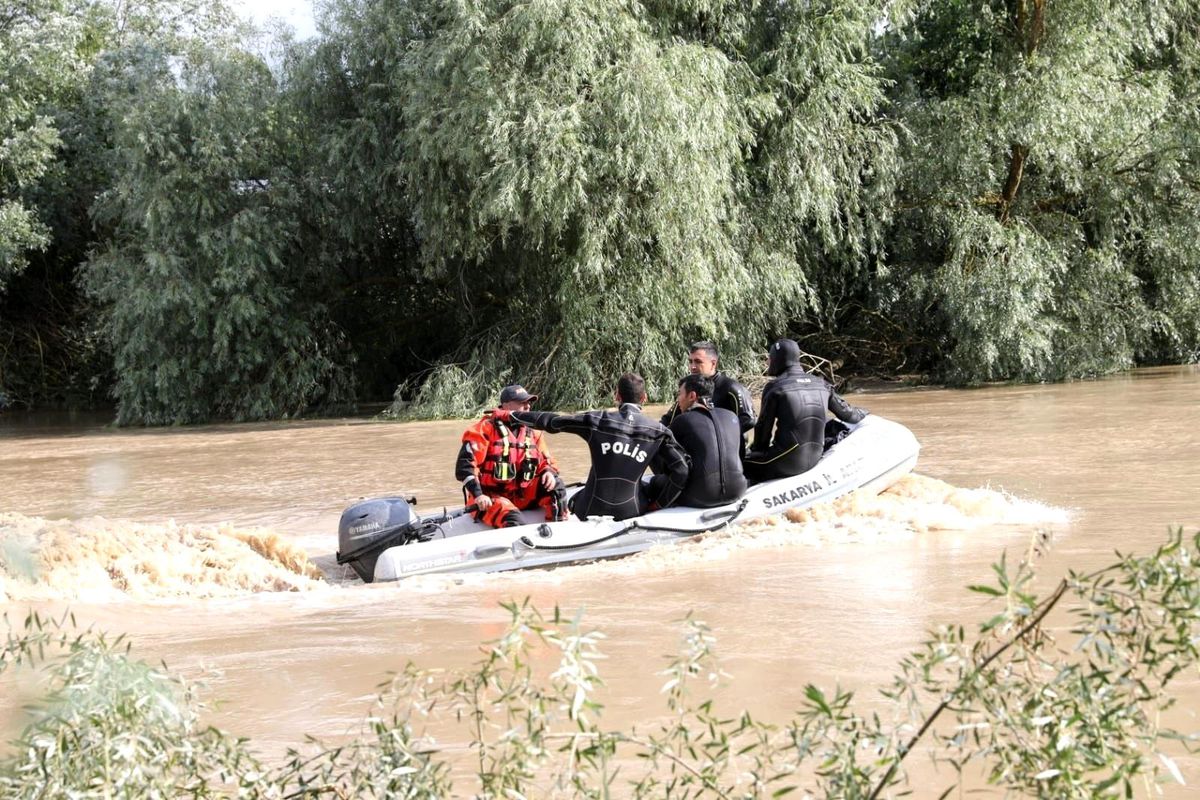 Arkadaşlarından helallik isteyerek girdiği nehirde kaybolan gencin cansız bedeni 12 kilometre uzaklıkta bulundu