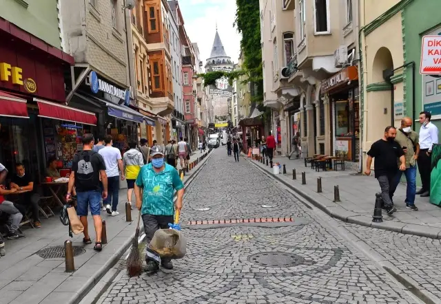 Son dakika: Tarihi Galata Kulesi'ne çıkan Büyük Hendek Caddesi'nin bir bölümü yayalaştırıldı