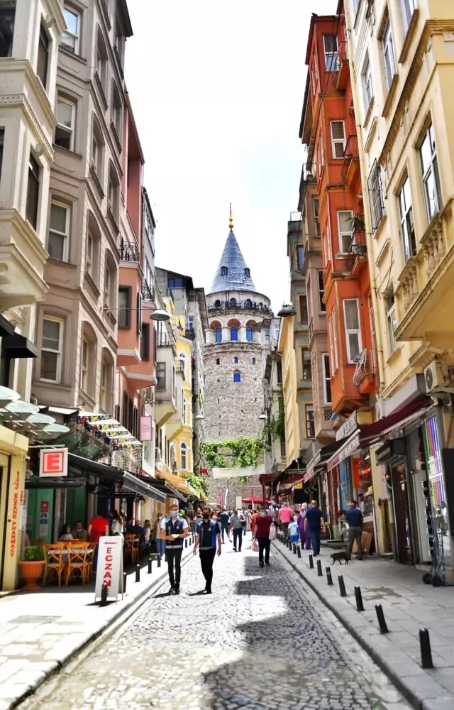 Son dakika: Tarihi Galata Kulesi'ne çıkan Büyük Hendek Caddesi'nin bir bölümü yayalaştırıldı