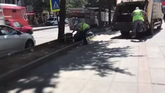 Çankaya ilçesinde toplu iş sözleşmesini protesto eden işçiler çöpleri toplamadı (1)