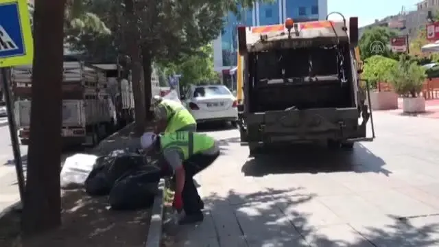 Çankaya ilçesinde toplu iş sözleşmesini protesto eden işçiler çöpleri toplamadı (1)