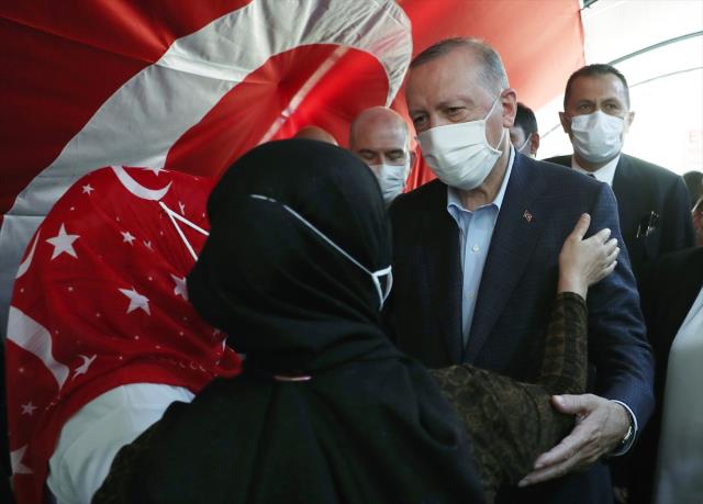 Cumhurbaşkanı Erdoğan, Diyarbakır Anneleri'ni kaldıkları çadırda ziyaret etti