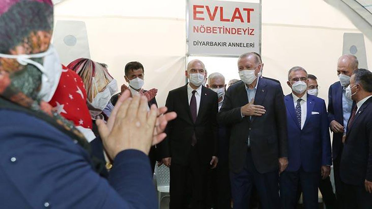 Cumhurbaşkanı Erdoğan, Diyarbakır Anneleri'ni kaldıkları çadırda ziyaret etti