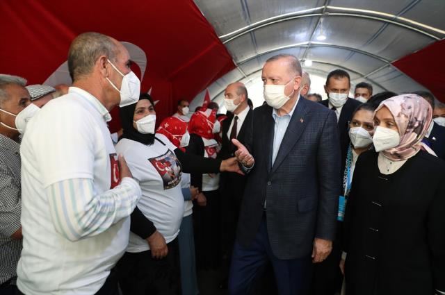 Cumhurbaşkanı Erdoğan, Diyarbakır Anneleri'ni kaldıkları çadırda ziyaret etti