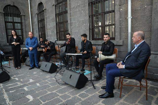 Cumhurbaşkanı Erdoğan'ı böyle görmediniz! Neşet Ertaş'ın türküsünü seslendirdi Cumhurbaşkanı Erdoğan'ı böyle görmediniz! Neşet Ertaş'ın türküsünü seslendirdi