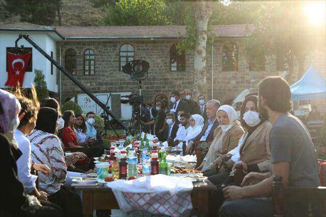 Cumhurbaşkanı Erdoğan'ı böyle görmediniz! Neşet Ertaş'ın türküsünü seslendirdi Cumhurbaşkanı Erdoğan'ı böyle görmediniz! Neşet Ertaş'ın türküsünü seslendirdi