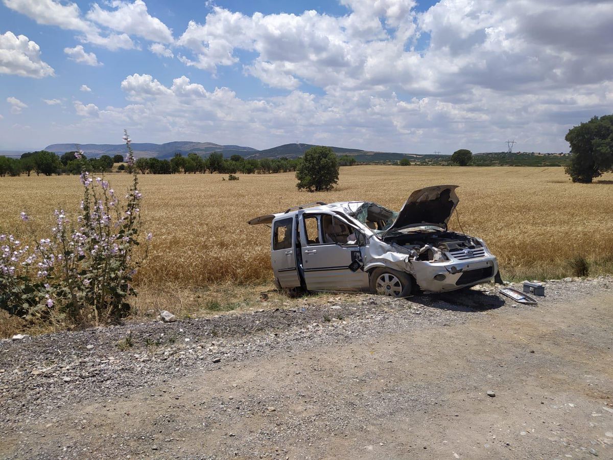 Denizli'de devrilen hafif ticari araçtaki 5 kişi yaralandı
