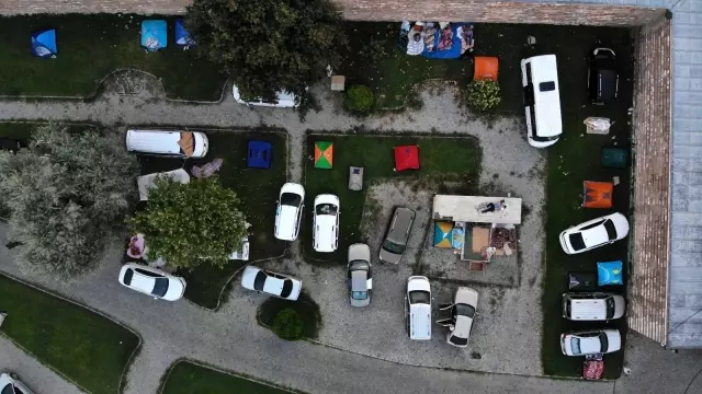 Otellerde yer bulamayan güreş sevdalıları, meydanlarda çadırlarda uyudu
