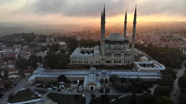 Otellerde yer bulamayan güreş sevdalıları, meydanlarda çadırlarda uyudu