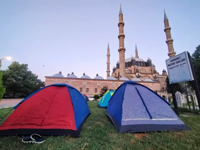 Otellerde yer bulamayan güreş sevdalıları, meydanlarda çadırlarda uyudu