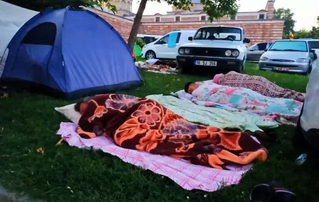 Otellerde yer bulamayan güreş sevdalıları, meydanlarda çadırlarda uyudu