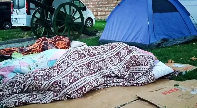 Otellerde yer bulamayan güreş sevdalıları, meydanlarda çadırlarda uyudu