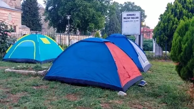 Otellerde yer bulamayan güreş sevdalıları, meydanlarda çadırlarda uyudu