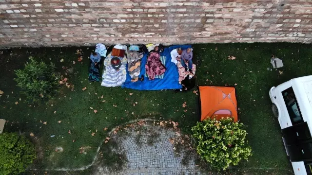 Otellerde yer bulamayan güreş sevdalıları, meydanlarda çadırlarda uyudu