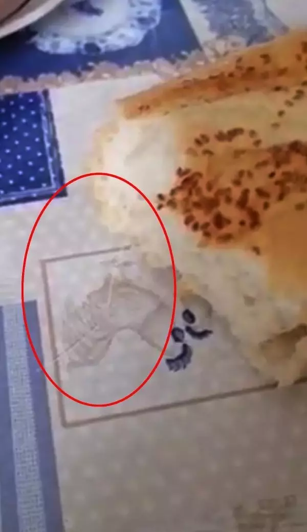 EKMEĞİN İÇİNDEN İPLİK ÇIKTIĞI İDDİASIYLA ŞİKAYETÇİ OLDU