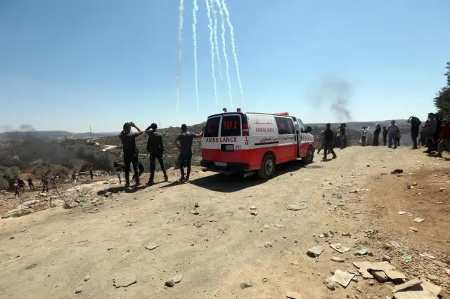 Filistin Kızılayı: İsrail güçlerinin yasa dışı inşa edilen karakolu protesto eden Filistinlilere müdahalesinde 411 kişi yaralandı
