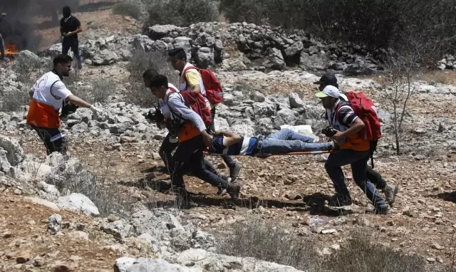 Filistin Kızılayı: İsrail güçlerinin yasa dışı inşa edilen karakolu protesto eden Filistinlilere müdahalesinde 411 kişi yaralandı