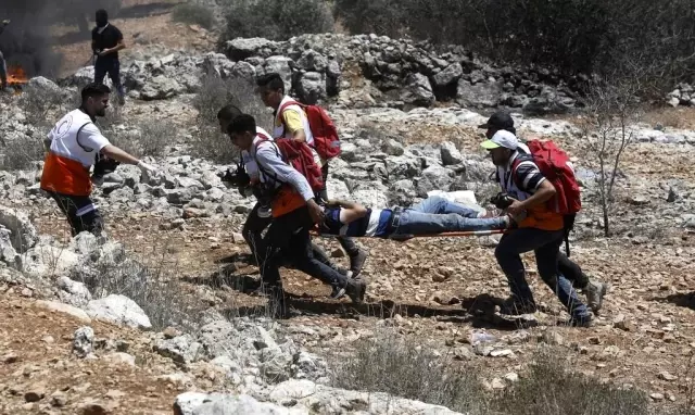 Filistin Kızılayı: İsrail güçlerinin yasa dışı inşa edilen karakolu protesto eden Filistinlilere müdahalesinde 411 kişi yaralandı