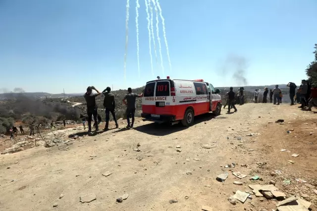 Filistin Kızılayı: İsrail güçlerinin yasa dışı inşa edilen karakolu protesto eden Filistinlilere müdahalesinde 411 kişi yaralandı
