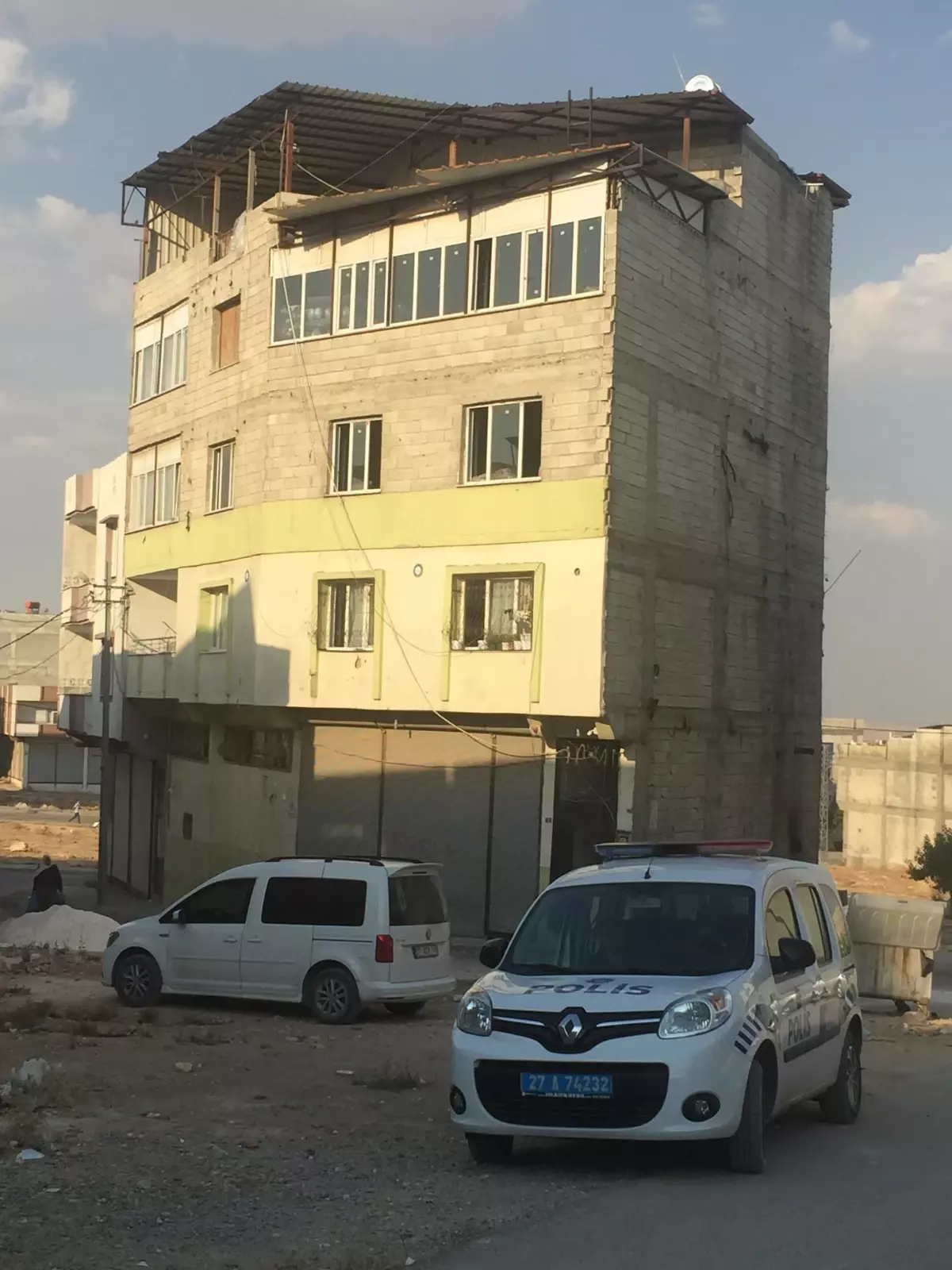 Gaziantep�te 3 katlı binanın çatısından düşen tesisatçı