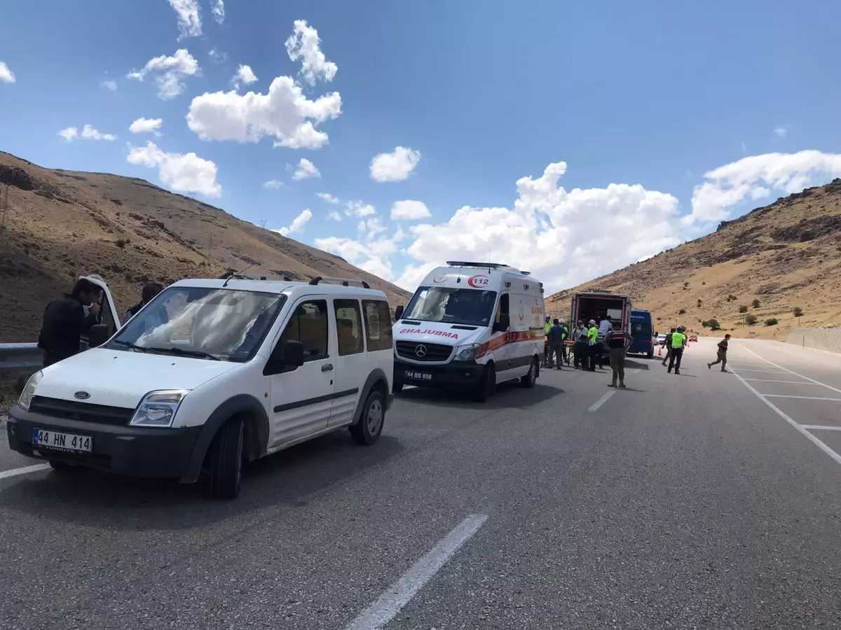 Malatya'da yolcu minibüsü devrildi: 15 yaralı