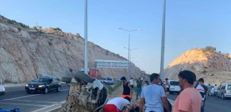 Mersin'de aydınlatma direğine çarpan otomobildeki 4 kişi yaralandı