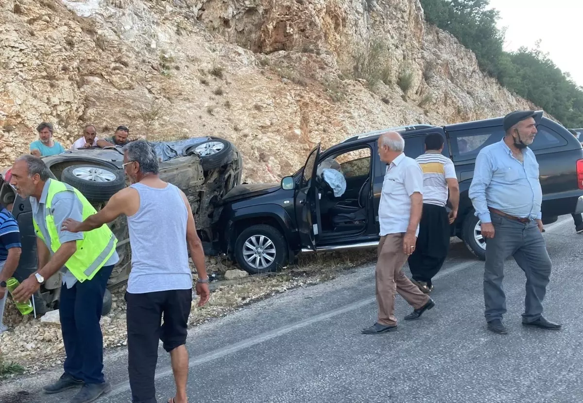 Mersin'de kamyonet ile otomobilin çarpışması sonucu 4 kişi yaralandı