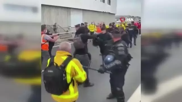 Paris'te yüzlerce havalimanı çalışanı ödemelerdeki kesintiyi protesto ettiCharles de Gaulle ve Orly havalimanlarında arbede yaşandı
